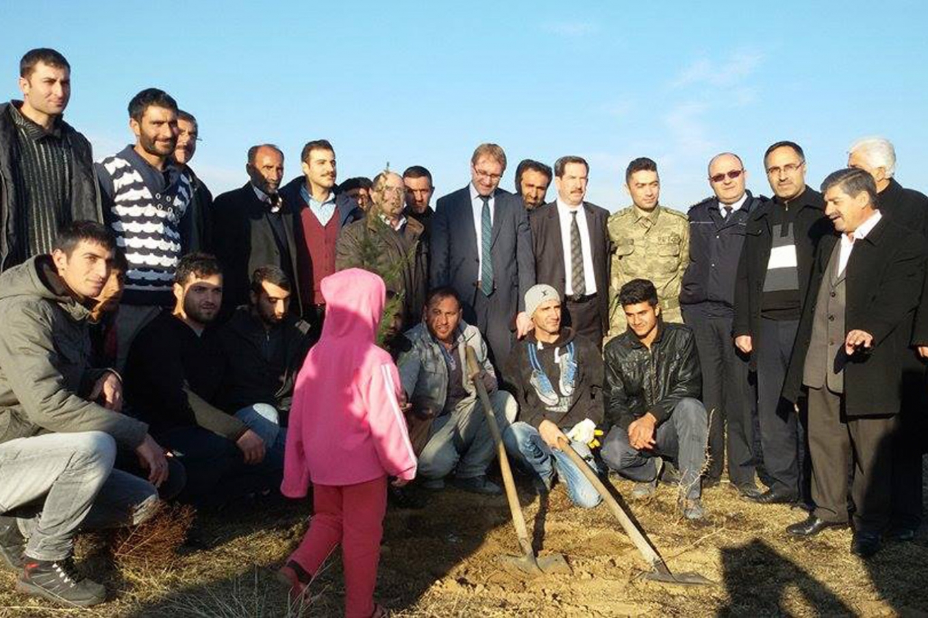 Kovancılar’ın Karınca köyünde çam fidanı dikimi Kovancılar’ın Karınca köyünde çam fidanı dikimi